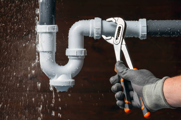 Professional Emergency Plumber technician working in Rio Vista, TX